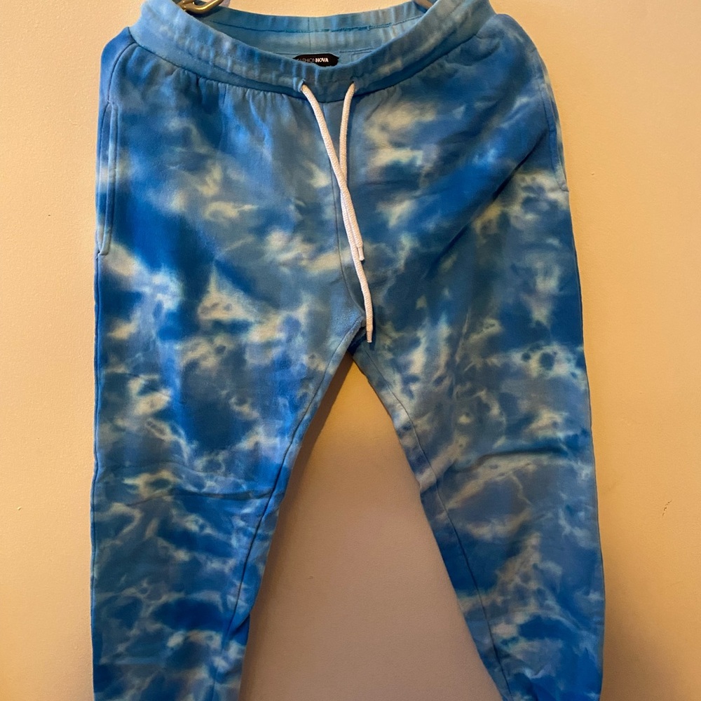 Fashion Nova blue cloud tie dye sweatpants!
